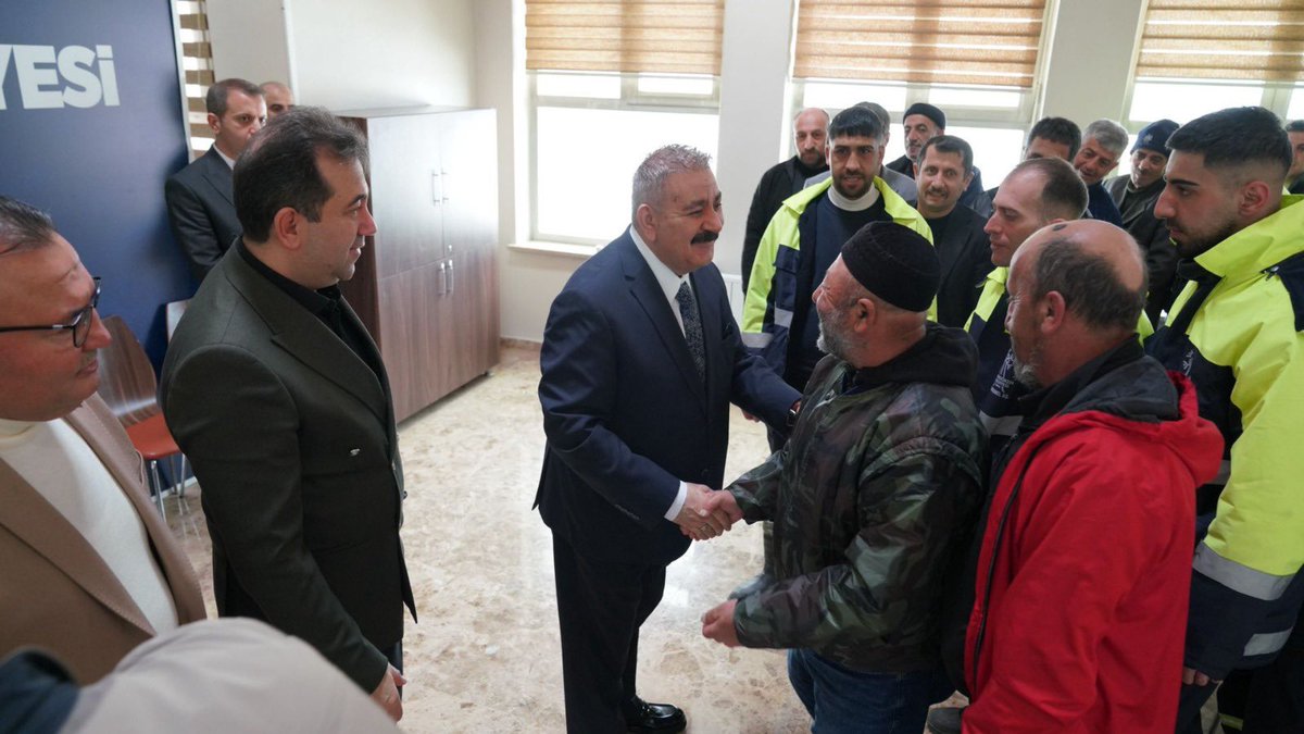 AvMuhammetSunar's tweet photo. • Bayramın bereketini ve huzurunu, belediyemizin kıymetli personeliyle bir araya gelerek paylaştık. İlçemize büyük bir özveriyle hizmet taşıyan tüm çalışma arkadaşlarıma ve değerli ailelerine hayırlı bayramlar diliyorum. https://t.co/uLfG6SZxxy