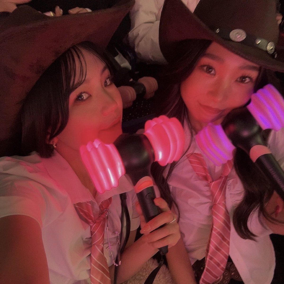 _sk9991_'s tweet photo. ᴛᴡɪɴɴɪɴɢ👩🏽‍❤️‍💋‍👩🏽

#blackpink #deadline #blink #ブラックピンク #tokyodome https://t.co/gUJLjpTuNZ