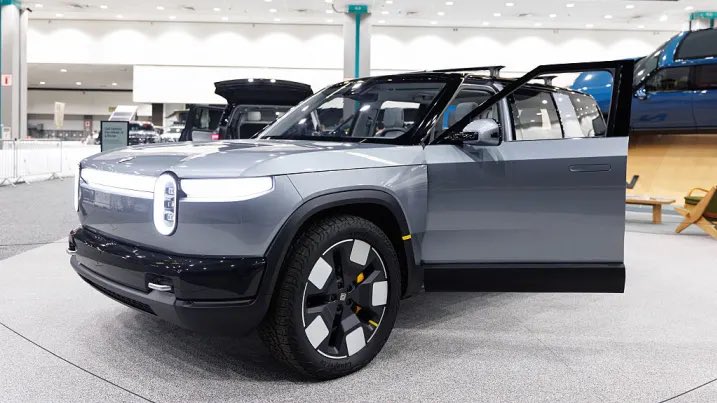 StockMKTNewz's tweet photo. $UBER plans to invest up to $1.25 billion in Rivian  $RIVN as part of a deal to deploy up to 50,000 robotaxis through 2031 - CNBC https://t.co/OAhoZ4L7hW