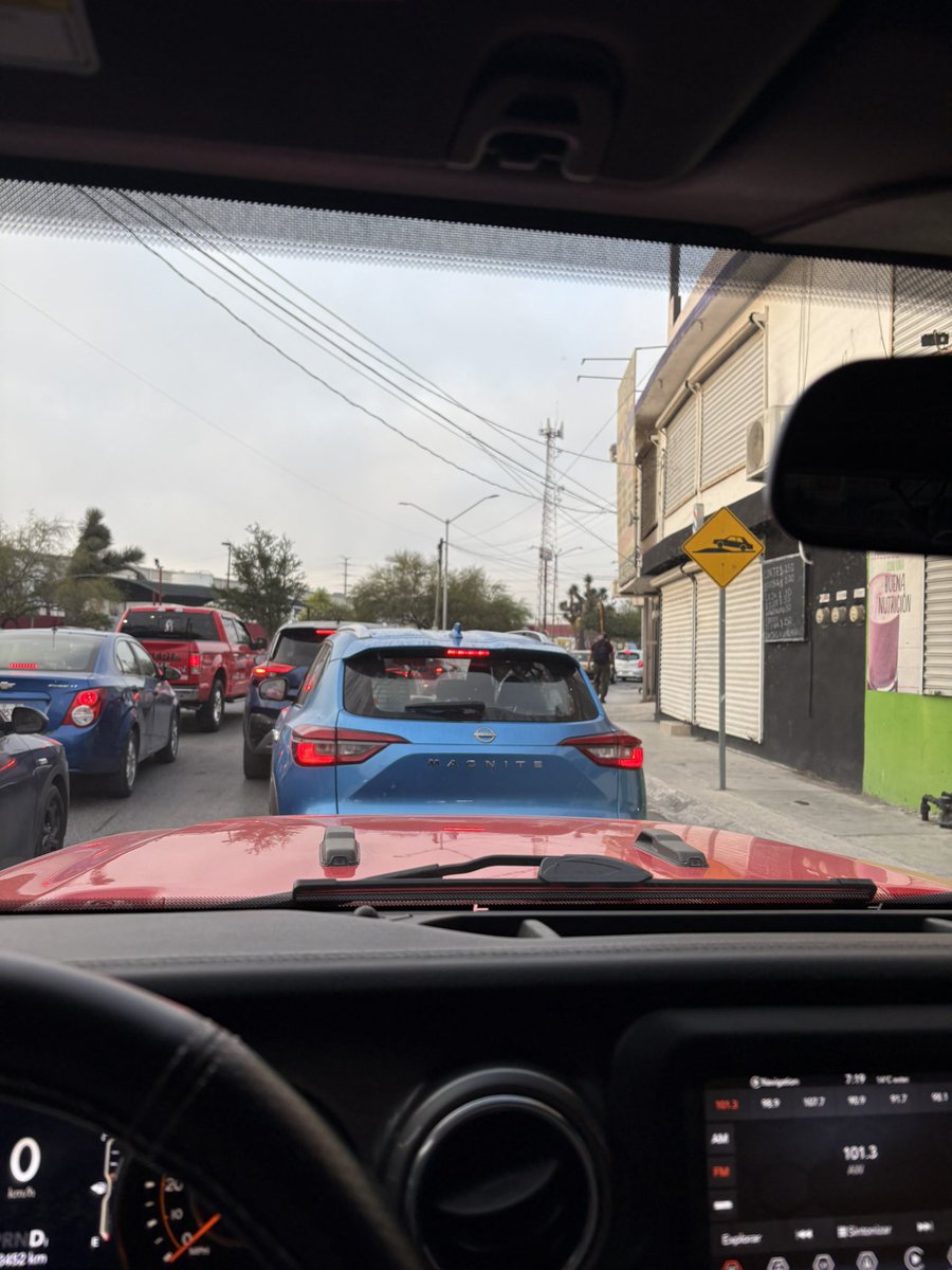 BryGrro's tweet photo. @ManuelGuerraCav @info7mty @telediariomty @yadithvaldez como todos los días de 30 a 40 min para salir de Villas del poniente a falta de agentes de tránsito de García para agilizar el tránsito sobre avenida Lincoln https://t.co/xctWtCAfUZ