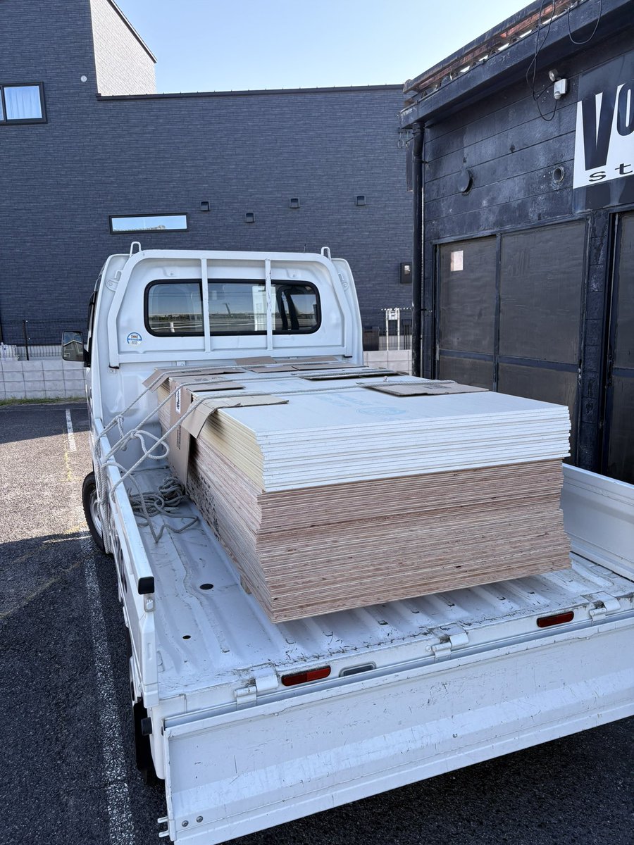 トラック2往復で40枚ずつ合板と石膏ボード買いました！
既存壁+グラスウールorロックウール+遮音シート(隙間都度 全てパテ埋め)
合板12mm＋石膏ボード9.5mm2枚貼っても完全防音にはなりません、、、
防音工事のご参考までに笑