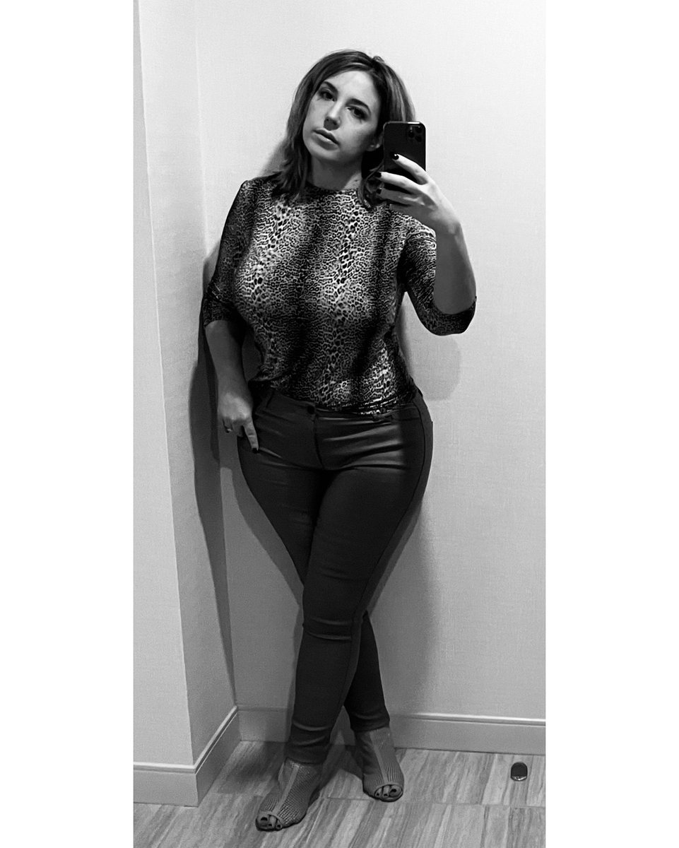 AaronIsDead23's tweet photo. @Whatevah_Amy Oh my God love this photo. You’re rocking that outfit babe. Beautiful thing to wake up to thank you for the smiles.

Lots of love from your blind Canadian Punk. Here’s your black-and-white edit. https://t.co/sWAywTgfyA