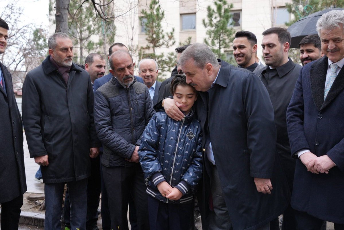 Bayram öncesi, Arefe Günü’nde kurucu genel başkanımız merhum liderimiz şehit Muhsin Yazıcıoğlu’nun kabrini ziyaret ederek Kur’an tilaveti ve dualarla yâd ettik.

Davası, duruşu ve mücadelesiyle her zaman yolumuzu aydınlatmaya devam ediyor.

Rabbim mekânını cennet, makamını âli