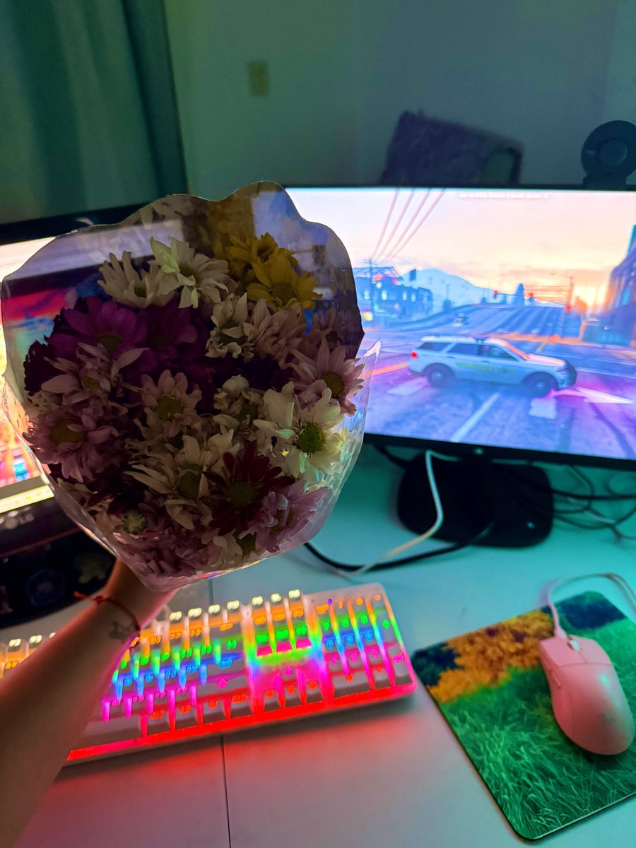 Me trajeron flores en mitad de una joyería, no me pregunten cómo salió el tac 😂😍🙌🏻🥰👮🏻‍♀️ (además de crash en medio de la persecución)