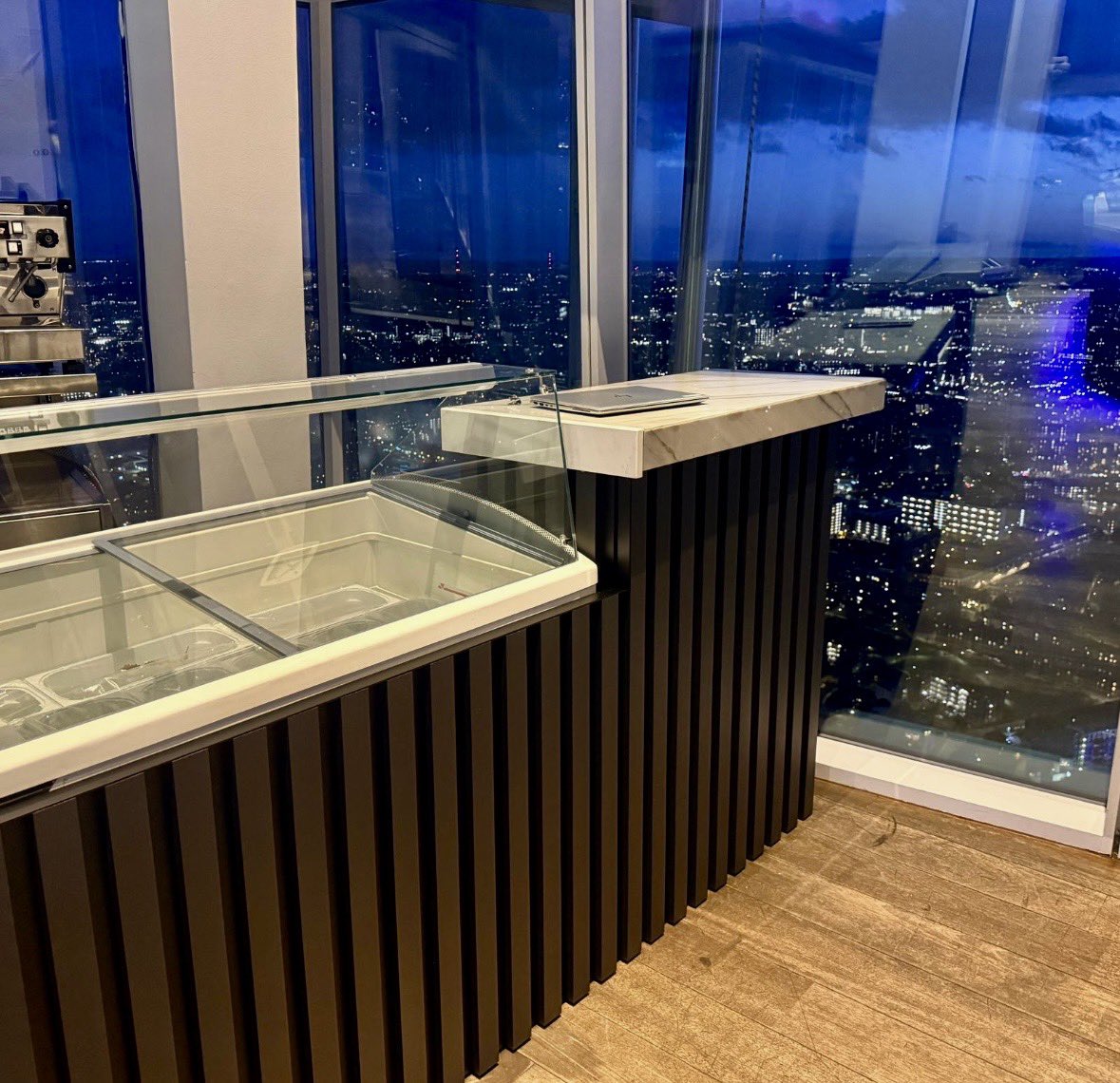 RhinoMobileBar's tweet photo. We can customize our mobile bars according to your needs and preferences to ensure the perfect service during your event! ✨
.
🔎Visit our website for more 👉🏻 https://t.co/VaXokQmxLZ
#bar #mobilebar #cocktails #bartender #drinks https://t.co/BYpZZt6eUg