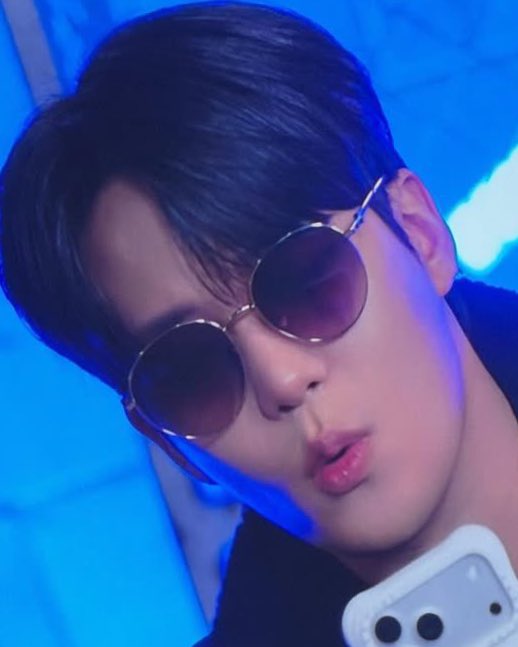 Computer tweet media