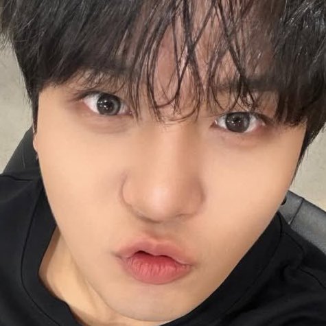 Computer tweet media