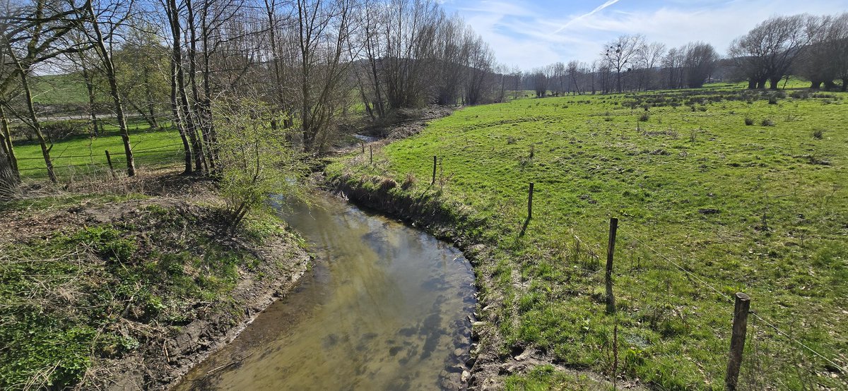 Martin1960's tweet photo. Door het #Gulpdal tot bij château #Neubourg. En vandaar weer klimmen naar het Plateau van Margraten... 😓🚴‍♀️☀️Het is hier nu aangenaam warm. Wielerjacj, dat je vanochtend nog echt nodig had, in mijn rugzak gepropt. https://t.co/XDhkJnCVYr