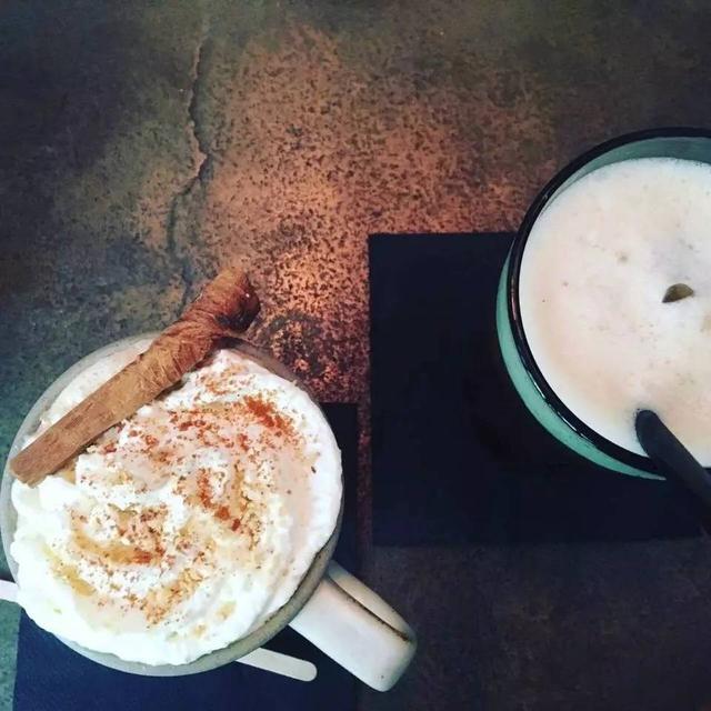 rolf_finkbeiner's tweet image. Baking magic in 10 mins! Mixed fresh berries + a dash of cinnamon into buttery shortcrust—crust flaky, filling juicy. My first homemade berry tart: messy edges, perfect joy. Who’s trying this easy win  #BakingJoy #QuickBakes