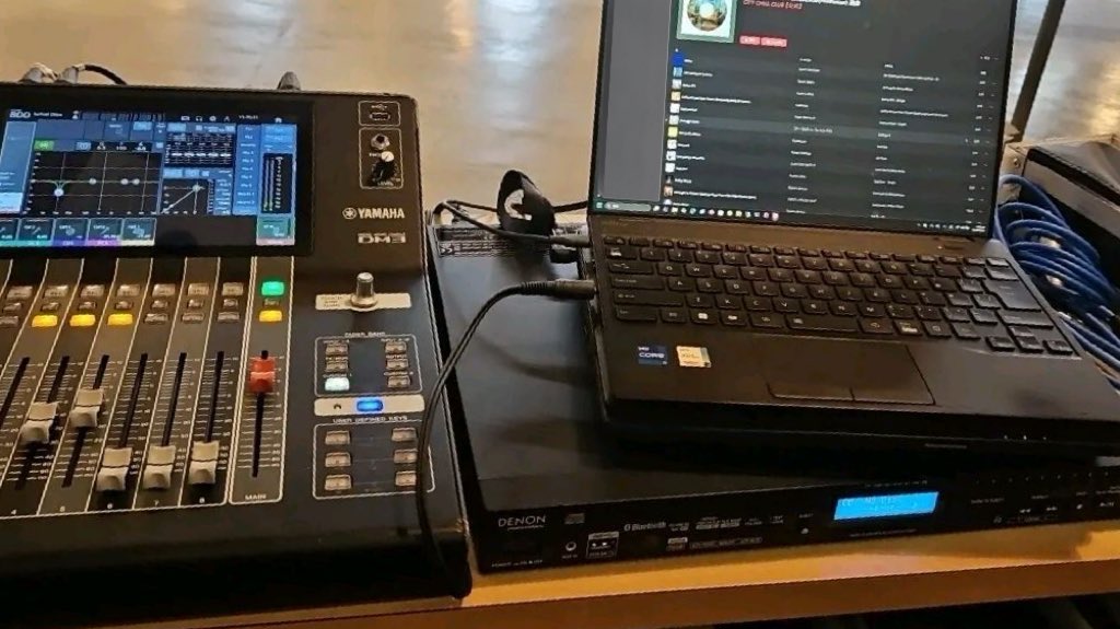 Dawkut's tweet photo. 昨日行われた卒業式後のイベント「えん」にて音響担当させていただきました！
卒業される先輩と最後に現場で会ったりなどなど…色々思い出深いものとなりました(*´∀`)♪

卒業生の皆さん、おめでとうございます🎊 https://t.co/srsXK0AZss