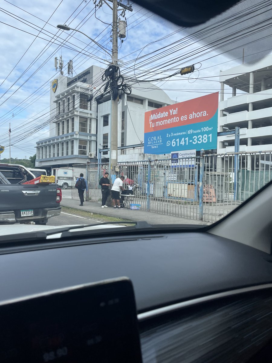 El que no tiene trabajo es por que no quiere aw; este buay agarró la impresora de su chantin y religiosamente está todos los días sacándole copias a extranjeros al lado de migración. Ahí mamando su sol a espaldas de la calle btw, capaz se hace los famosos $4k al mes. Respect. 🫡