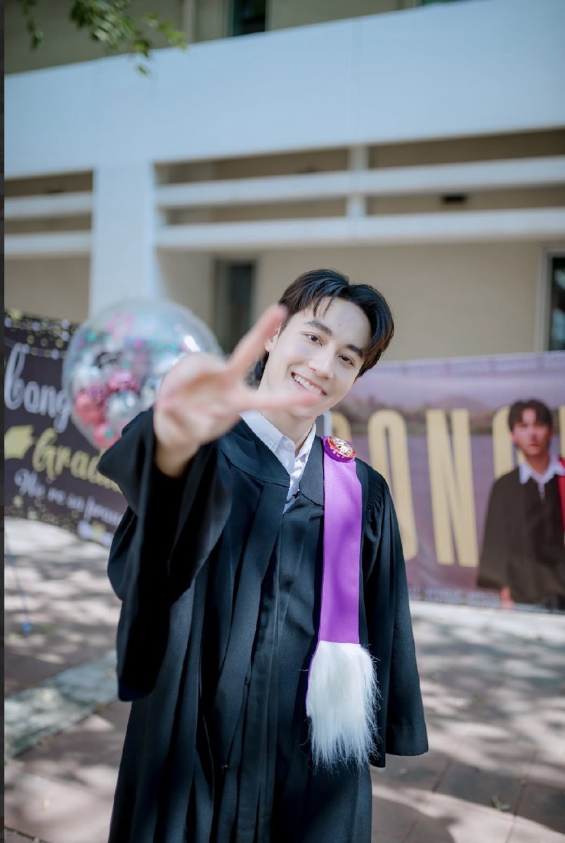 FahFlorence29's tweet photo. From King’s College to Thammasat University 

#wachapetefaz24
#wachapete
#peterrestt https://t.co/BGclp9skKd