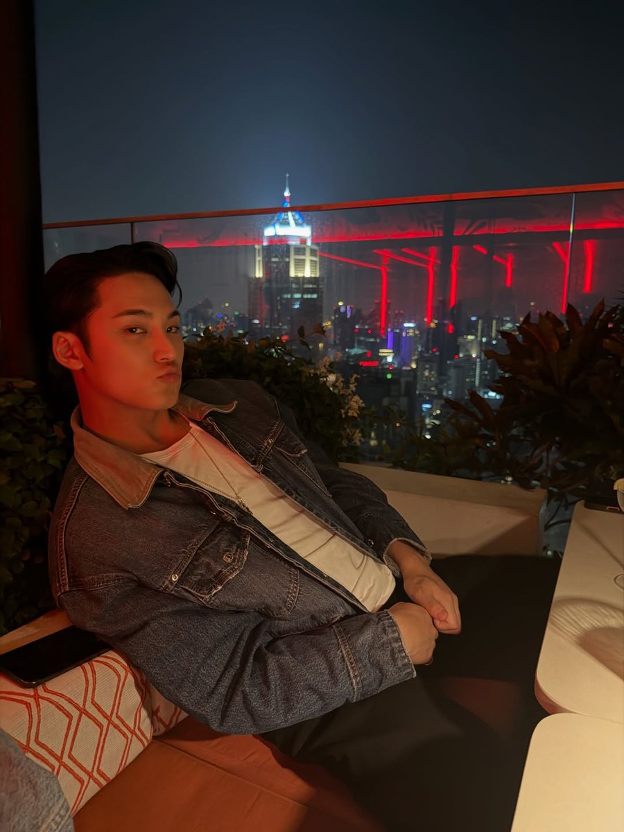 [인스타그램] 260319 민규
📍Bar.Yard
🗺 40th floor, Kimpton Maa-Lai Bangkok, 78 Soi Ton Son, Lumphini, Pathum Wan, Bangkok 10330, 태국

#세븐틴 #SEVENTEEN #민규 #MINGYU <a href="/pledis_17/">세븐틴(SEVENTEEN)</a>