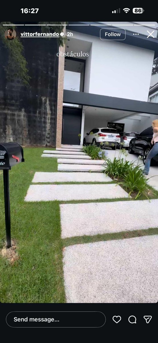 Você sempre tem que tentar culpar os outros, enquanto Kika, seus amigos e seus fãs passavam o tempo expondo cada detalhe daquela casa. 
Leo Dias não disse que Rafaella também morava naquele condomínio? Então por que a Virgem Maria está fugindo de Alphaville 4?