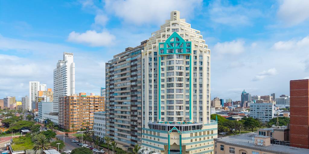 thepremierlife's tweet image. March on Durban’s Golden Mile at The Palace 🌊🌴 

Book your Premier Private Resort stay now! bit.ly/4gYe9s1

#PremierPrivateResort #ThePalace #DurbanBeachfront