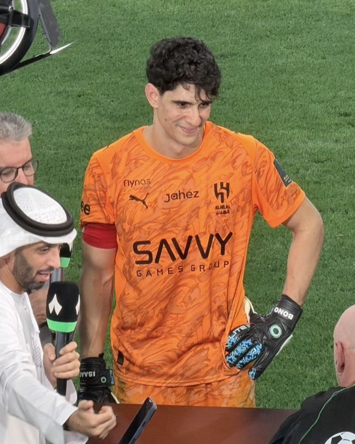 ‏ فالكون tweet media