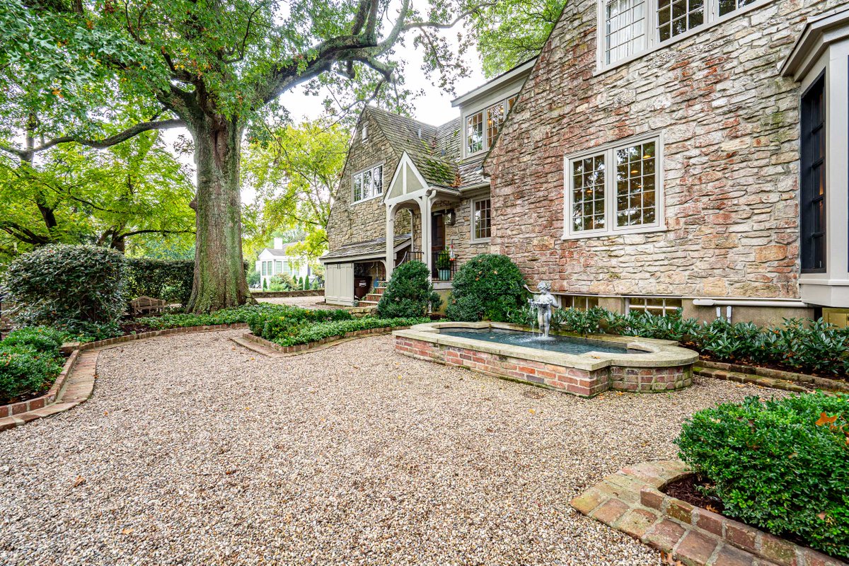 kentuckyselect's tweet photo. Imagine waking up and getting ready in this creekstone Tudor ... #magic 

You can @ 193 Bow Lane! 🌳💮
https://t.co/Vh2q4KK7NZ https://t.co/PpSytYg0Jx