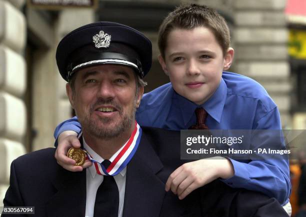 2001 Live tweet media