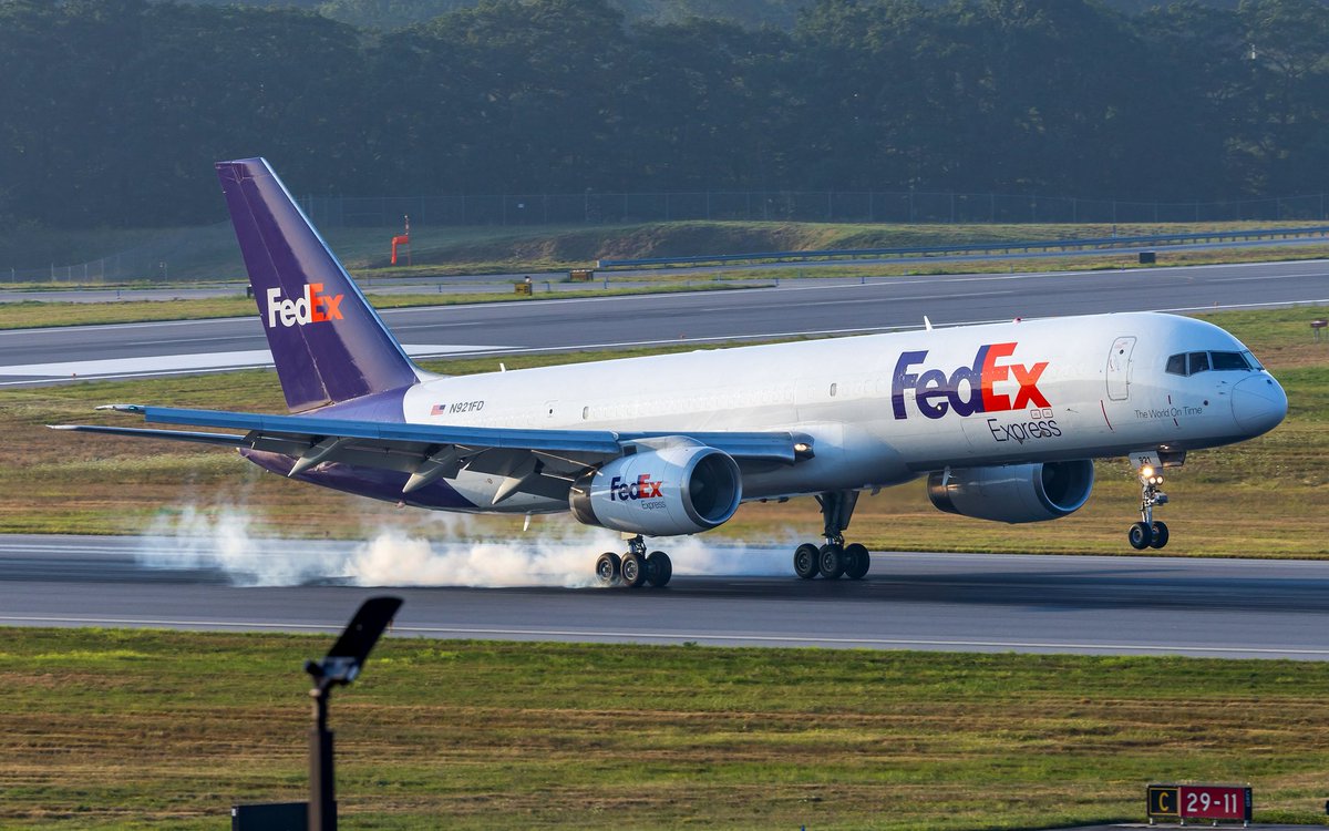 A FedEx 757 landing on runway 29 at PWM.