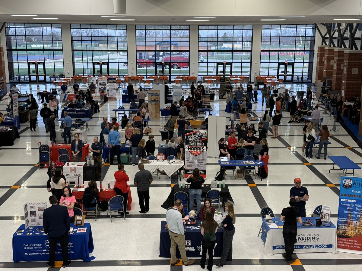 WSD_FutureReady's tweet photo. Frontier Middle hosted a Career Fair where students chose sessions based on their interests—thank you to all our volunteers!
We also wrapped up the St. Charles County Career Fair &amp; Job Expo. Grateful for our districts, businesses, and partners supporting students! @WSDinfo https://t.co/D90xqWT1Y4