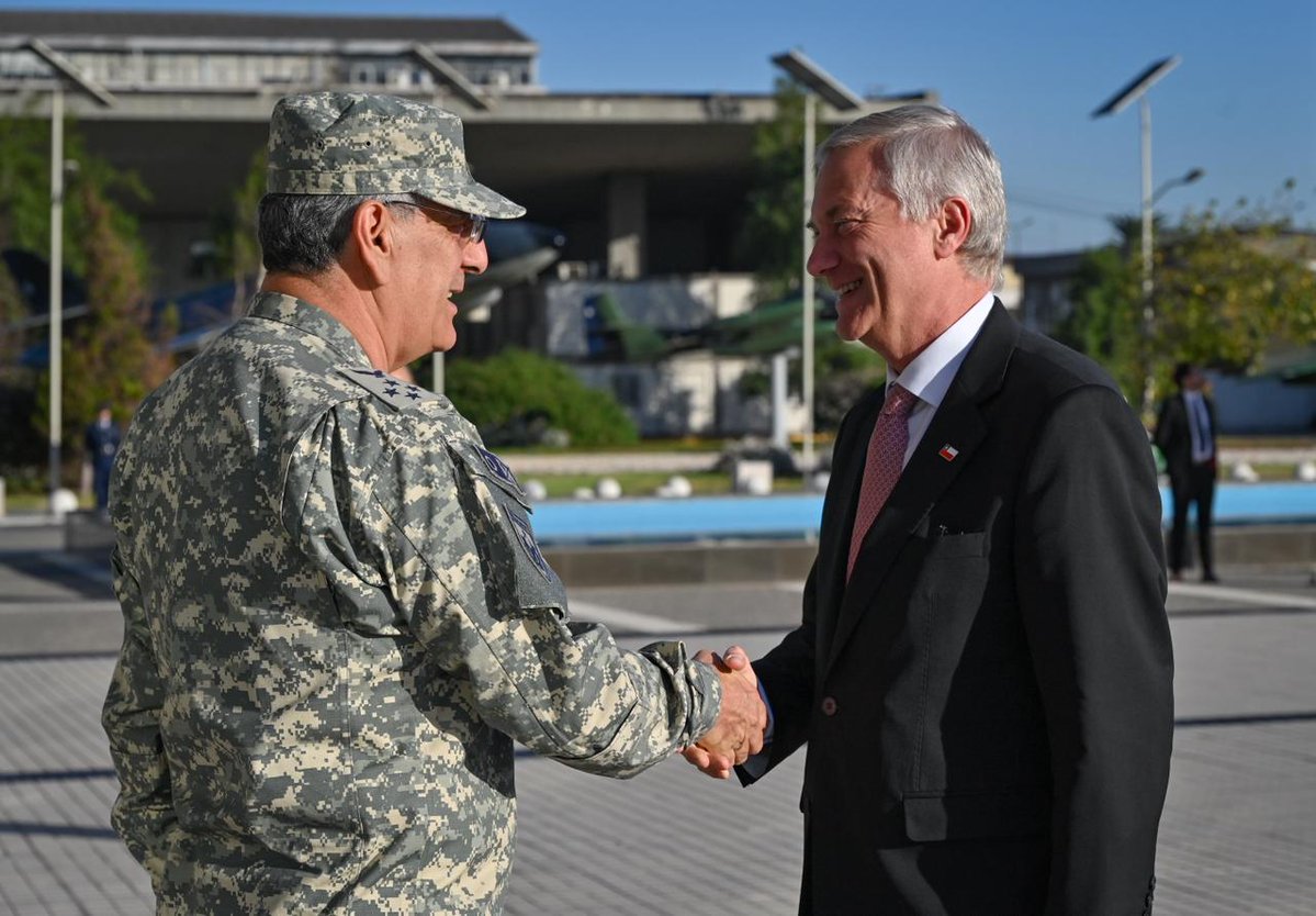 Fuerza Aérea de Chile tweet media