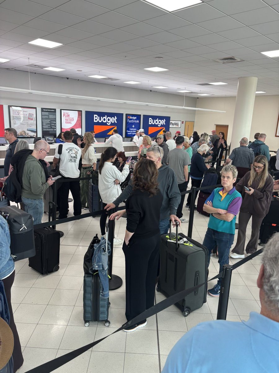 PSWinks's tweet photo. At least an hour wait to get a car at RSW. Ridiculous #Budgetrental https://t.co/zPWz2oqoUL