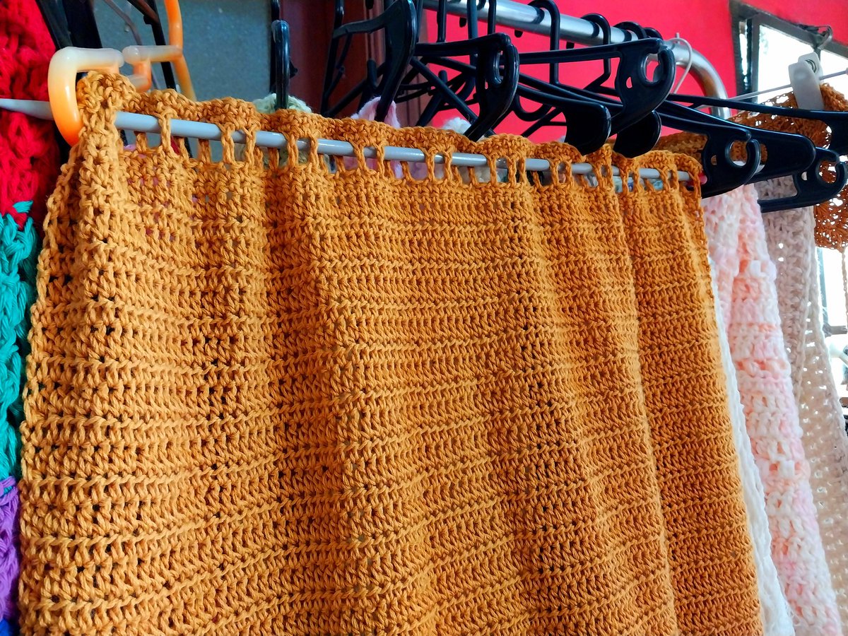 Cortinas tejidas para puertas o ventanas de vidrio repartido o cualquier modelo. 
Estoy tejiendo,  a medida y a pedido en todos los colores ❤️

Hagoloquemedalalana