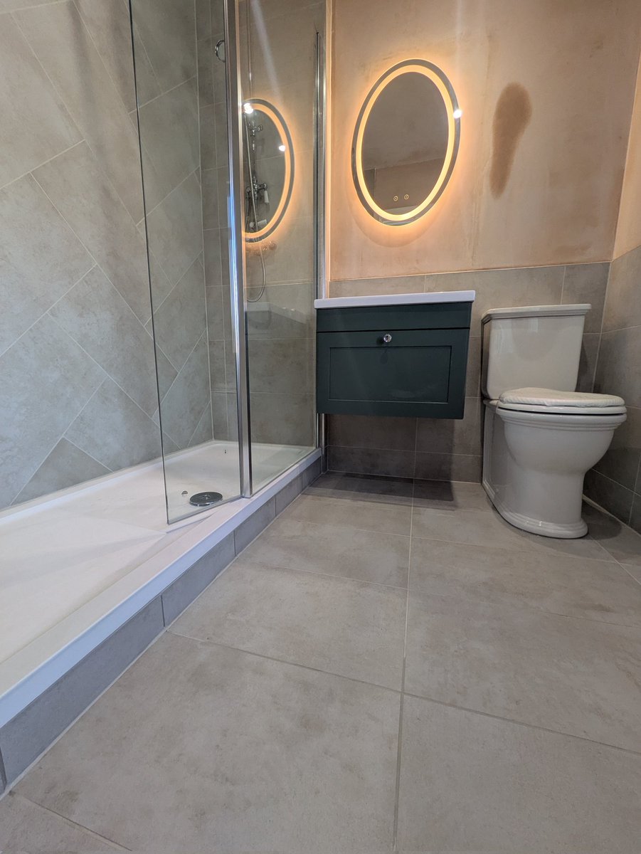 AndyFarnworth86's tweet image. Bathroom finished this week😍✅🙌
Bath taken out walk in shower installed 
Traditional products supplied by customer 
Kapital bone tiles from Topps Tiles 
#herringbone 
#BathroomRenovation 
#traditional 

Like follow share 🙂