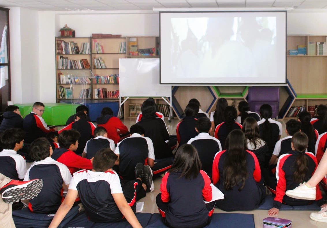 BirongaFilms's tweet photo. Este martes tuvimos la oportunidad de proyectar nuestro documental #ElÚltimoViento en el @liceodeapodaca 🦉con los estudiantes de Séptimo Grado donde reflexionamos sobre la preservación de las lenguas originarias de México. 🇲🇽
Agradecemos la invitación y el reconocimiento. 🏫 https://t.co/CQ236VDosm