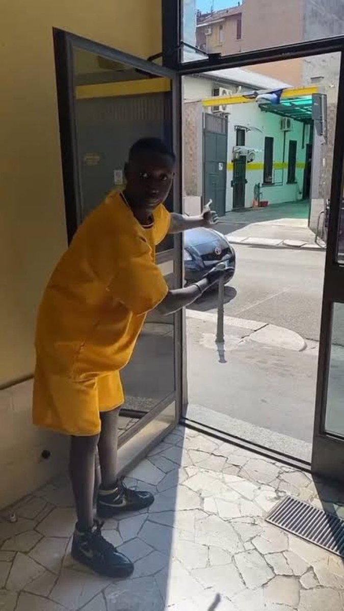 L E S E D I tweet media