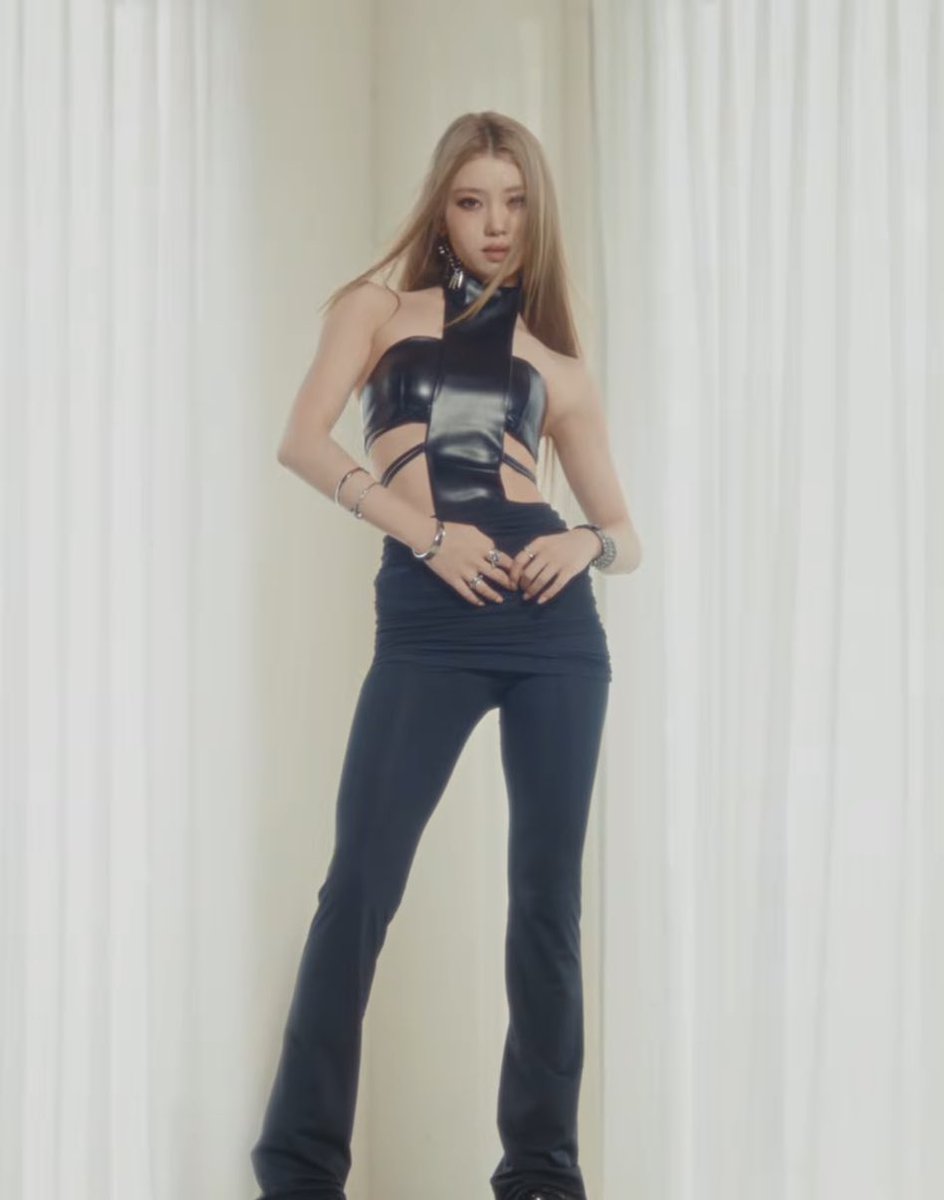 tiffany #thankyouyoungeun | ia *౨ৎ ♥️🎸⋆。˚* tweet media