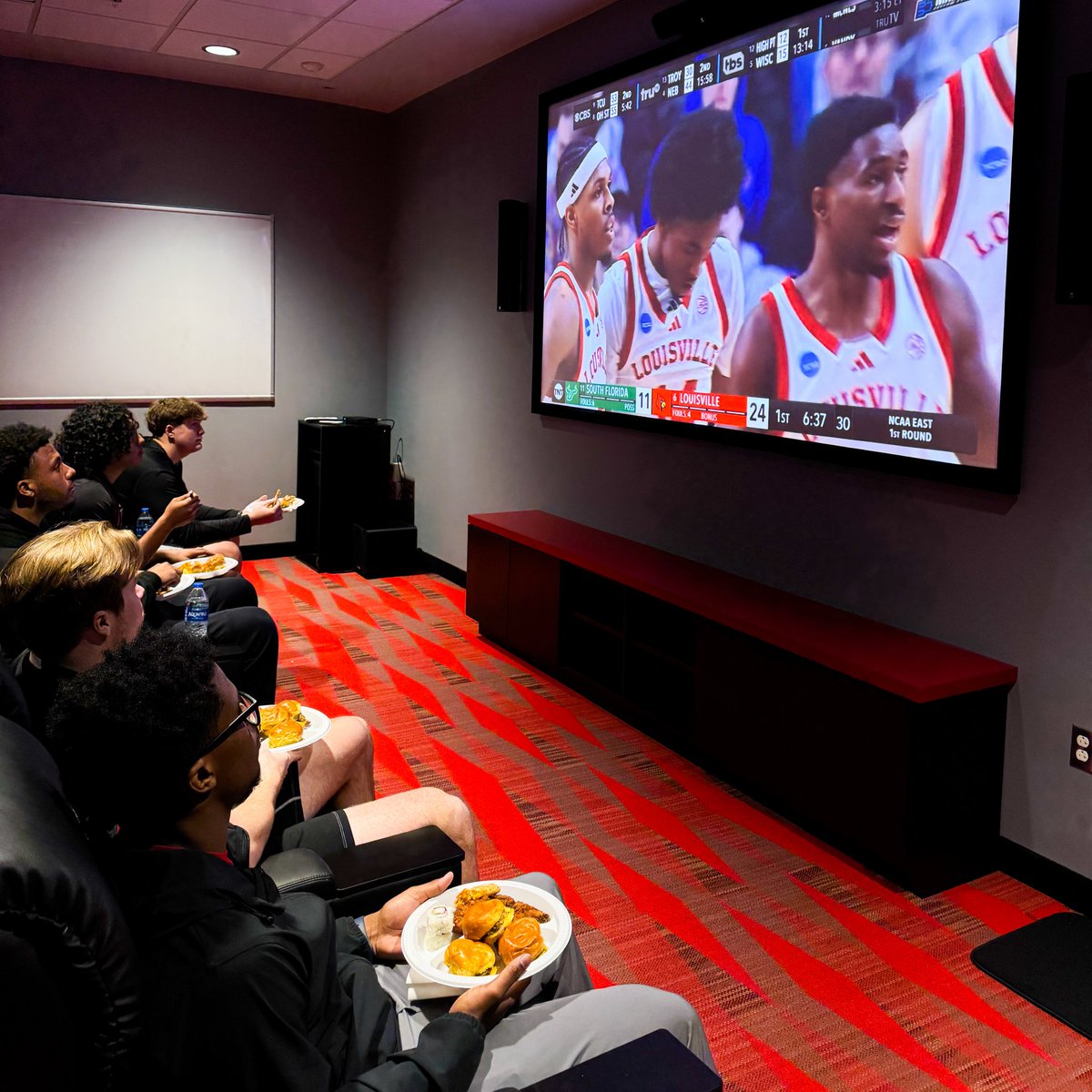 LouisvilleFB's tweet photo. Locked in! Let’s go @LouisvilleMBB!

#GoCards https://t.co/D4HtBg6Uio