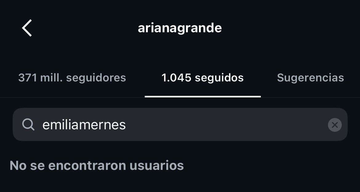 ariana grande dejó de seguir a emilia mernes chicos que habrá pasado !!!