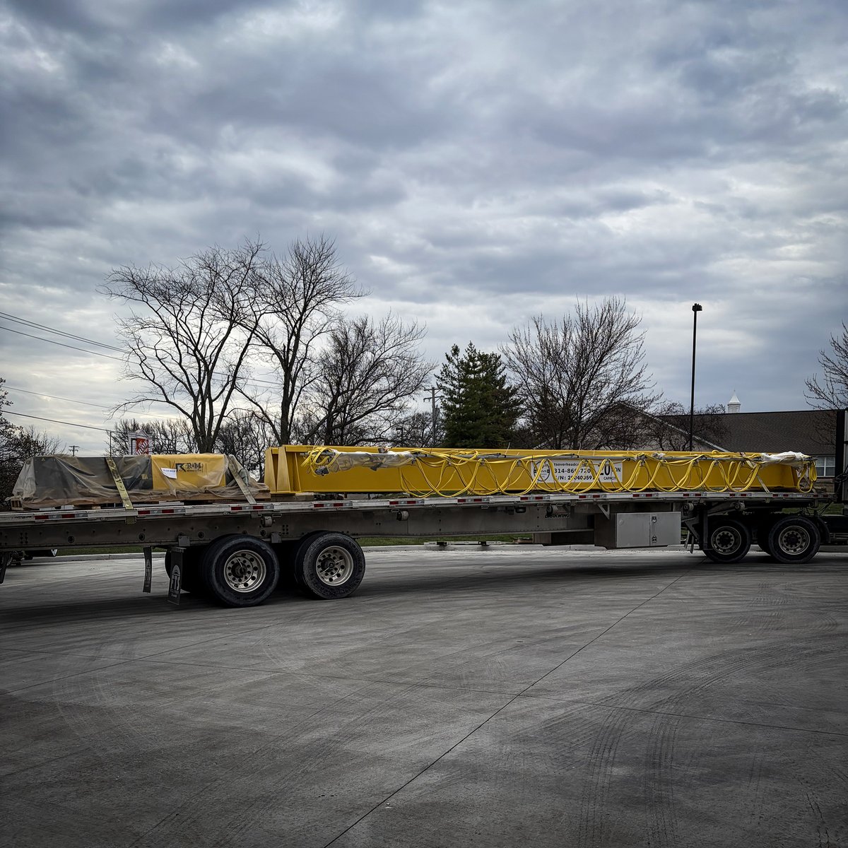 TSOCSales's tweet photo. This system features dual 20-ton R&amp;M hoists with Magnetek Flex EX tandem radio control and laser collision avoidance system.
#bridgecrane #overheadcrane #cranemanufacturer #craneandhoist #materialhandling  #manufacturing #americanmanufacturing #shipping #shippingindustry https://t.co/nTxDHb1joT