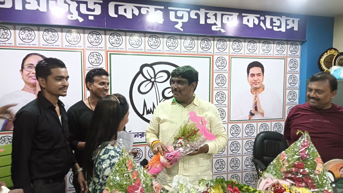 IndiaWantsMB's tweet photo. আজ হাওড়া সদর সাংগঠনিক জেলার ডোমজুড় বিধানসভার তৃণমূল কংগ্রেসের প্রার্থী সম্মানীয় তাপস মাইতি মহাশয় কে শুভেচ্ছা বার্তা ও সম্বর্ধনা জ্ঞাপন করলেন @IndiaWantsMB হাওড়া সদর সাংগঠনিক জেলার সদস্যরা।

#IndiaWantsMamataDi https://t.co/O3GTOkAFj2
