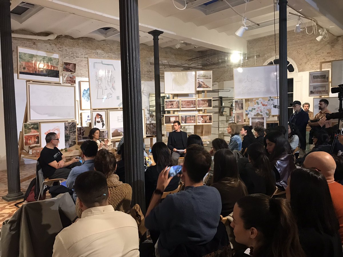 vallhebron's tweet photo. Arquitectura + neurociència 🧠= més benestar emocional i salut mental.

Avui, a @enricmiralles, debat sobre ‘Neuroarquitectura: Disseny i Benestar Emocional’ amb la seva presidenta, @BeneTagliabue; la Dra. @ppozorosich , cap de Neurologia de Vall d'Hebron i del grup de Cefalea i Dolor Neurològic del @VHIR_ ; el neurocientífic @bariselliandrea, i Gaspar Vilalta, cuidador i usuari del centre Kalida d'@HospitalSantPau.

En el marc de la inauguració de l’Any de l’Arquitectura a Barcelona.