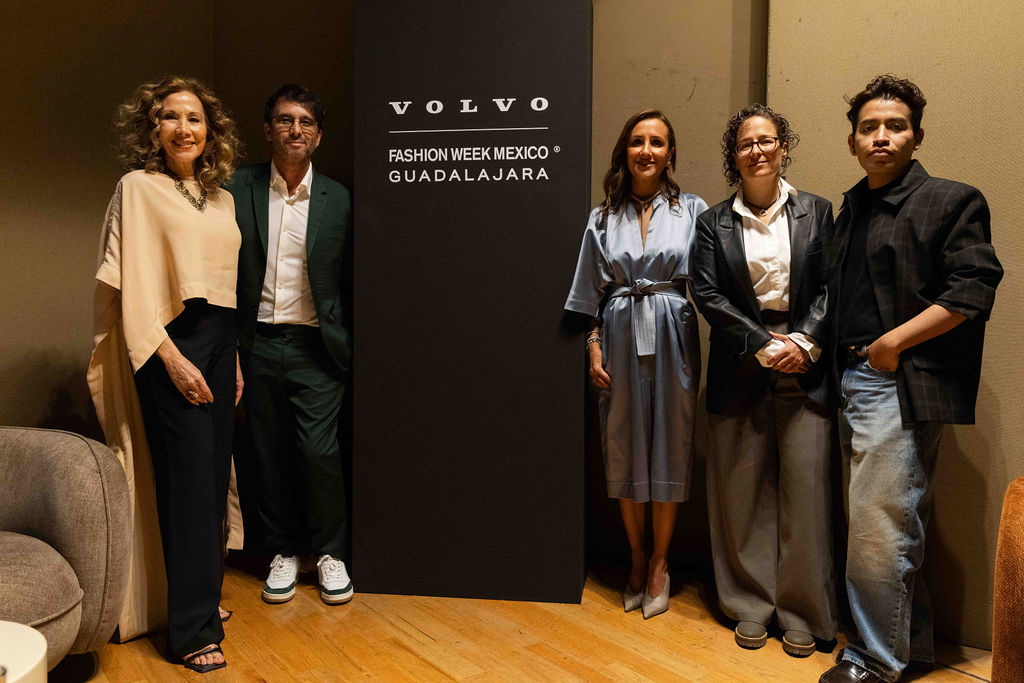 MidWoman tweet media