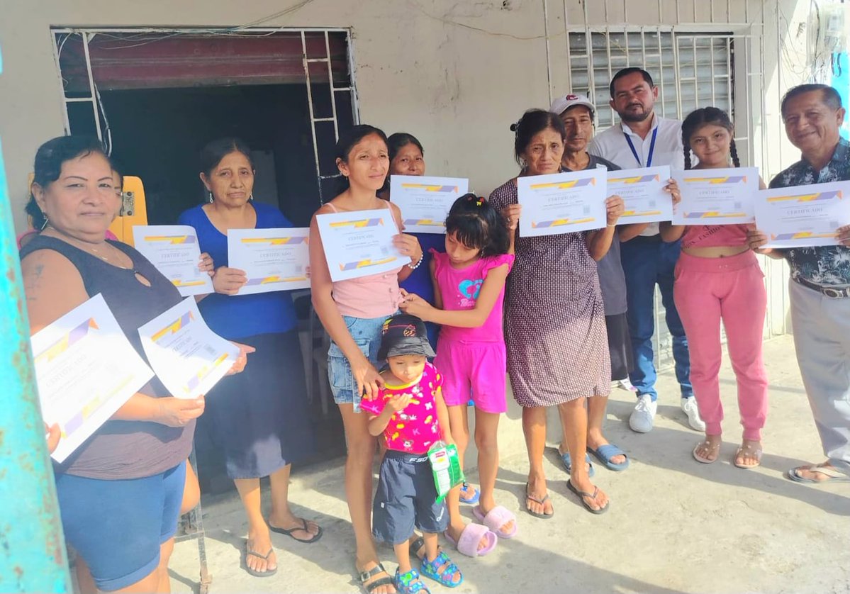 📌 #SantaElena Entrega de certificados a ciudadanos de la parroquia urbana Santa Rosa del Cantón Salinas, quienes participaron en el taller Espacios de Diálogo y Reflexión en Transparencia, Lucha Contra la Corrupción, Ética e Integridad Pública
