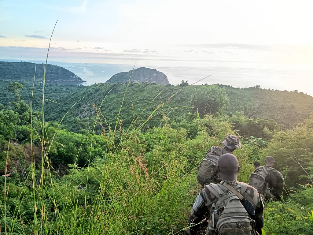 5reofficiel's tweet photo. 💪 Effort et esprit de corps 🤝
🥾 Lundi, les personnels en mission de courte durée affectés au sein de la CCL du #5RE sont venus à bout d'une marche cohésion exigeante sur Petite Terre.
🏞️ Les paysages sauvages de l'île aux parfums auront été à la hauteur de leurs efforts ! https://t.co/Ffp14ORpUY