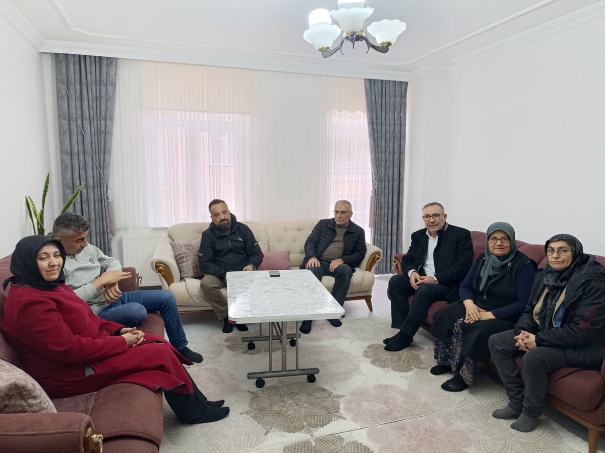 serdaribrahimke's tweet photo. HAY'r Mübarek  Bayram Arefesinde ,İlçe başkanımız Sivil Toplum ve Halkla İlişkiler Başkanıımız Kadın Kolları Başkanımız Şehit ve Gazi Komisyon Başkanımız Aziz şehitlerimizin emanetleri Kıymetli Yakınlarını Ziyaret https://t.co/v4CaqbLm2D Cumhurbaşkanı'mızın Selamlarını iletip Acılarını Paylaştıklarını belirttik..
  Sivil toplum ve Halkla ilişkiler Başkanımız Kuran-ı Kerim okudu Aziz şehitlerimizin ruhları'na hediye eyledik..
@AkpartiAnkara 
@AKPartiAnk_Spb 
@Ak_SKochisar 
@drbetulsayan 
@OsmanGokcek_ 
@kurtcancelebi 
@hakanhanozcan 
@Korkutataserkan 
@Gzelgz