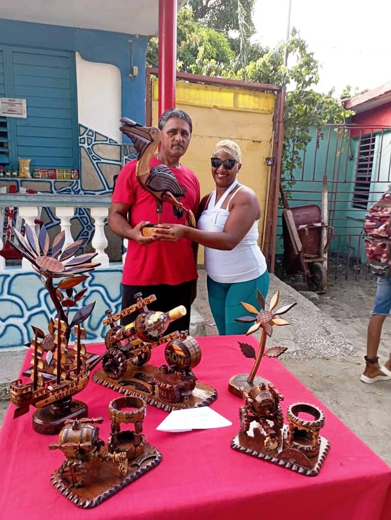 #DíaDelArtesano. Es la artesanía popular una forma hermosa de expresarse y conectar con la cultura, y las tradiciones locales, con ese afán cada día crece el movimiento de artesanos y manualidades en  #Caimanera n9.cl/6se752