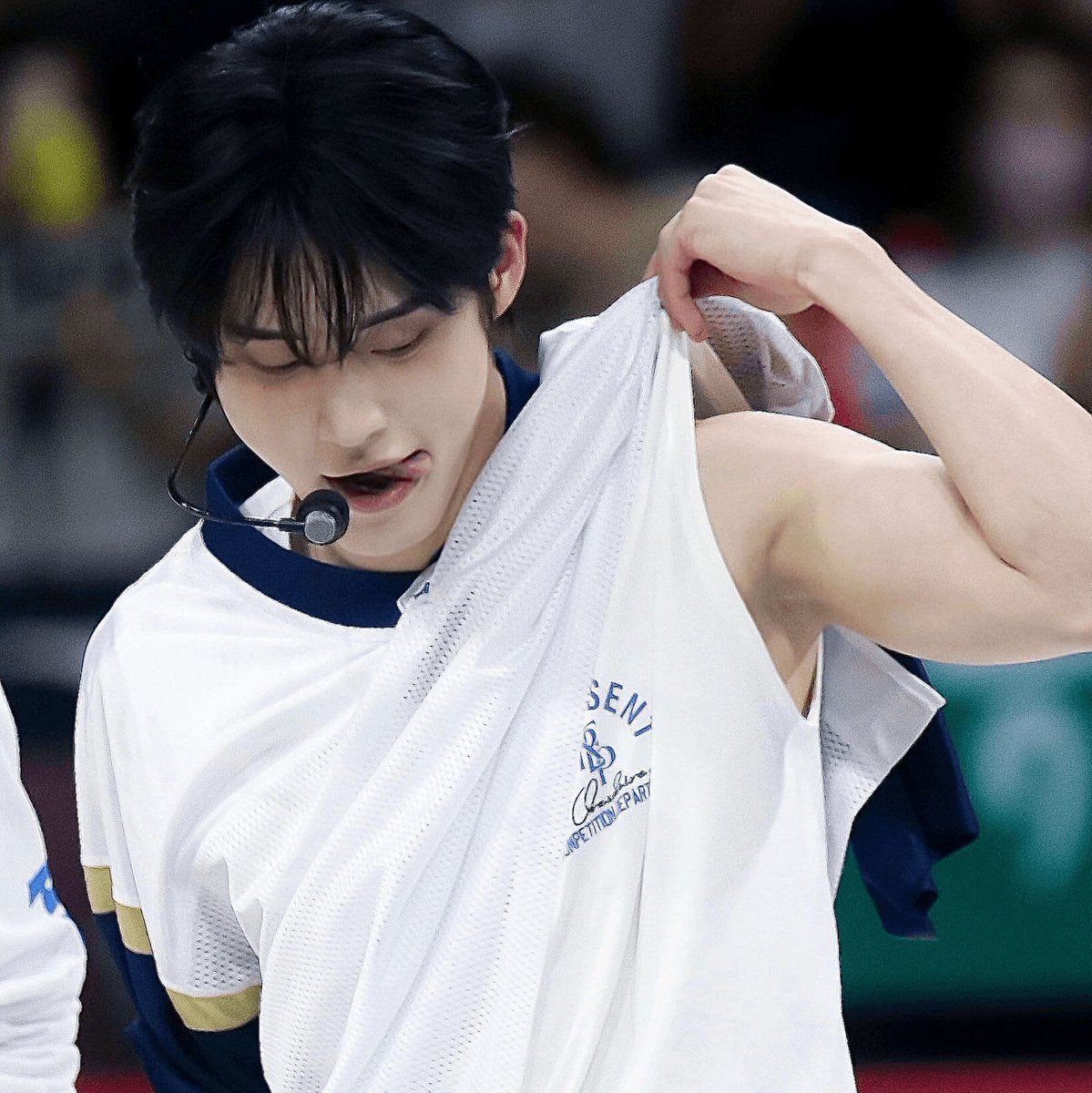 flexing idol tweet media