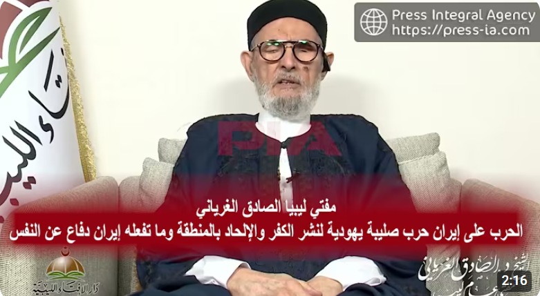 AldyrawyD80332's tweet photo. في المنعطفات تسقط الأقنعة وتنكشف المعادن لا يشذ عن ذلك من كان يُظن أنه قريب وإذا به في غاية البعد يتستر باختلاف الفتيا أو تستخف به أحقاده وظلمة نفسه، ولا يختلف في ذلك الذي يُظن أنه بعيد فإذا بالمواقف تقربه وتدنيه وتمنحه قصب السبق على كثيرين غيره. المسألة مسالة موفغ صادق شريف. https://t.co/4cBb605ASM