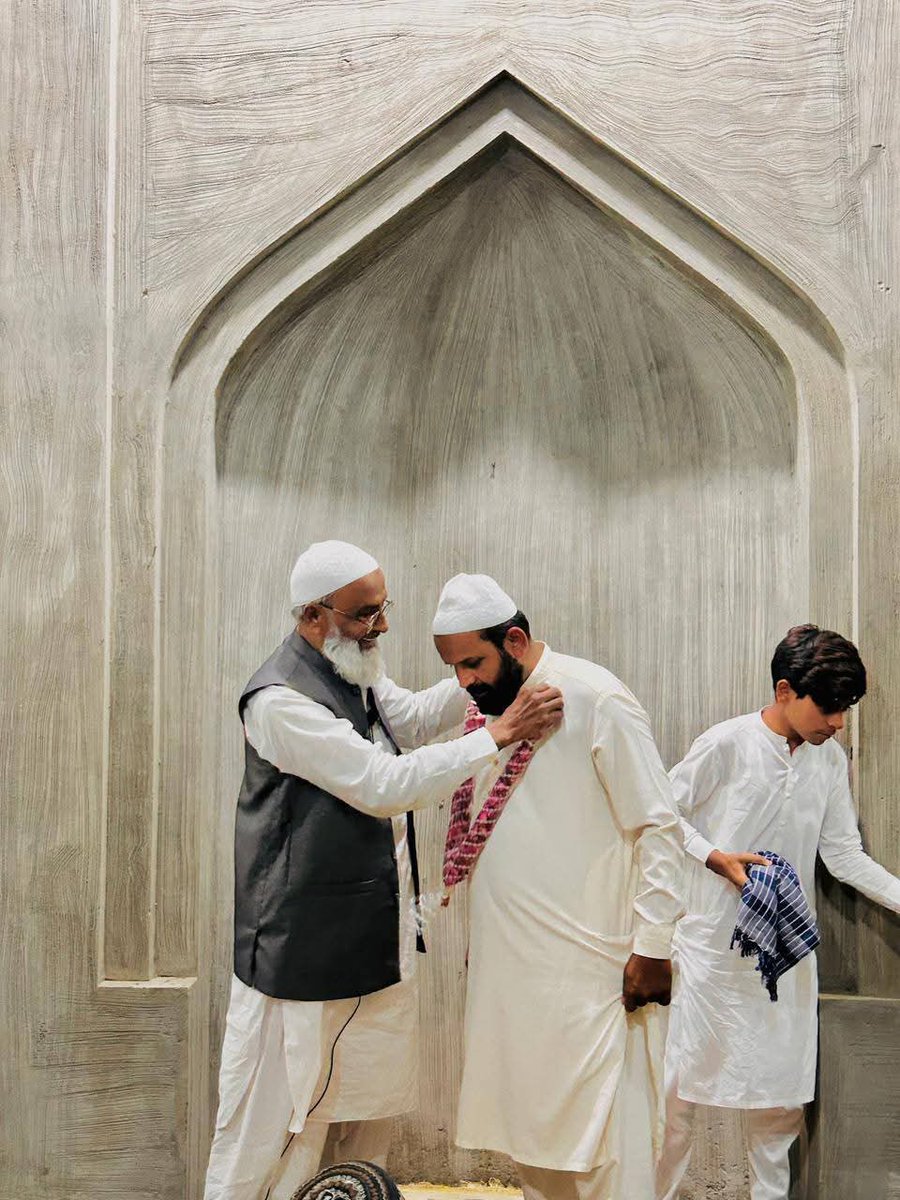 ji_ryk's tweet photo. تکمیل ختم قرآن مسجد قباء ظاہر پیر میں حافظ محمد سلیم اعوان اور قاری جنید نے نماز تراویح میں قرآن مجید مکمل کیا ۔
امیر جماعت اسلامی تحصیل خان پور عبد الرشید اعوان حفاظ کرام کو ہار پہناتے ہوئے ۔
حاجی شہاب الدین ناصر درس قرآن دے رہے ہیں. 
#BadalDoNizam 
#RahimYarKhan 
#JamaateIslami https://t.co/tojAI9ADSM