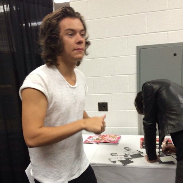 WhyLarryIsReal tweet media