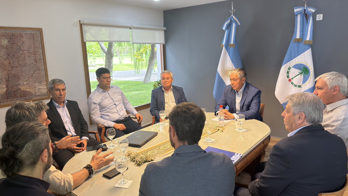 Rolo_Figueroa's tweet photo. ACOMPAÑAMOS EL DESARROLLO LOCAL

Nos reunimos con la comisión directiva de ACIPAN para fortalecer una agenda común que priorice a quienes invierten, producen y generan empleo en Neuquén.

Acompañamos el desarrollo productivo, comercial e industrial, impulsando un cambio de paradigma en la provincia con inversión, empleo y más oportunidades para que nuestra región siga creciendo.