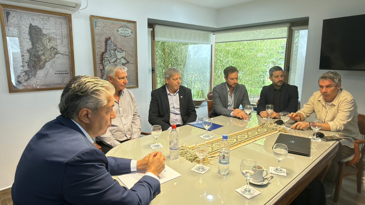 Rolo_Figueroa's tweet photo. ACOMPAÑAMOS EL DESARROLLO LOCAL

Nos reunimos con la comisión directiva de ACIPAN para fortalecer una agenda común que priorice a quienes invierten, producen y generan empleo en Neuquén.

Acompañamos el desarrollo productivo, comercial e industrial, impulsando un cambio de paradigma en la provincia con inversión, empleo y más oportunidades para que nuestra región siga creciendo.