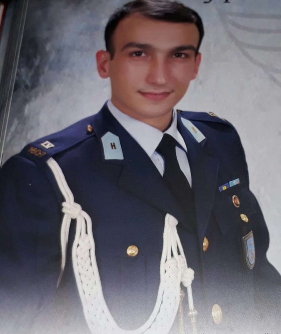 sevincozarslan's tweet photo. Dokuz yıldır hapiste olan KHK’lı hava pilot teğmen  Eyüp Bahadır Pekince’nin annesi Tülay Pekince:

"Burası Adana Otogarı. İnsanlar evlerinde bayram işleriyle, bayram tatlılarıyla uğraşırken biz cezaevi yollarındayız. Sabah saat 06.00'da buradaydım (19 Mart). Dokuzda görüşümüz vardı; oğlumu gördüm, şimdi Diyarbakır’a dönüyorum. Herkes için eşit adalet istiyoruz. Biz sadece adalet istiyoruz. Kimseden başka bir şey istemiyoruz. Adalet, adalet, adalet." @adalet_bakanlik 

#KHKlınınBayramı