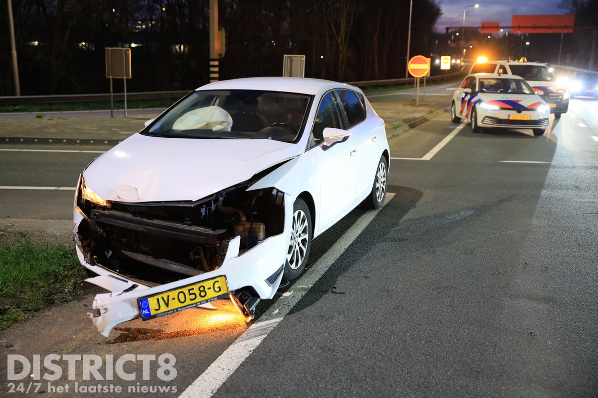 Twee auto's in botsing op Kruithuisplein in Delft