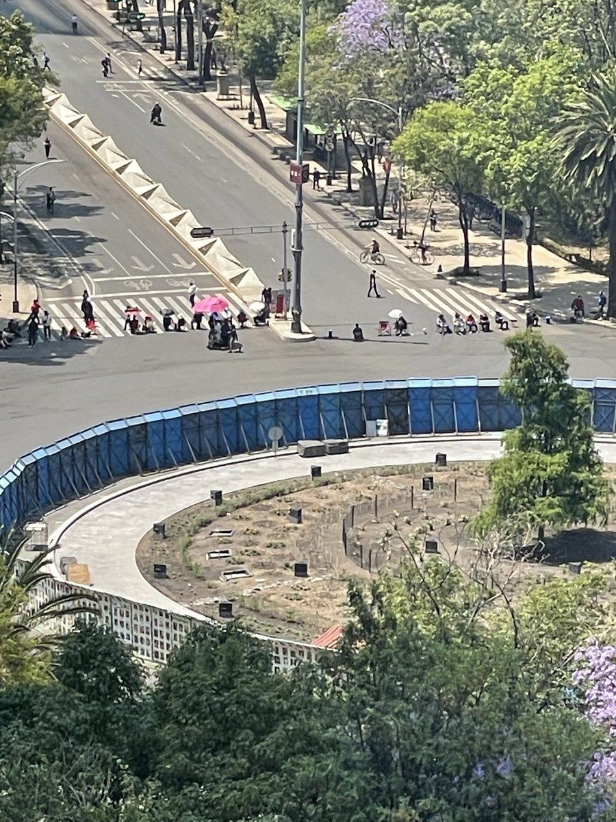 🚨Si se preguntan el por qué del tráfico infernal en CDMX, aquí les dejo una imagen para que vean de lo que son capaces los “maestros” de la CNTE. Es Paseo de la Reforma. Lo hacen porque quieren y porque pueden. La libertad de tránsito es letra muerta y <a href="/ClaraBrugadaM/">Clara Brugada Molina</a> una inútil.